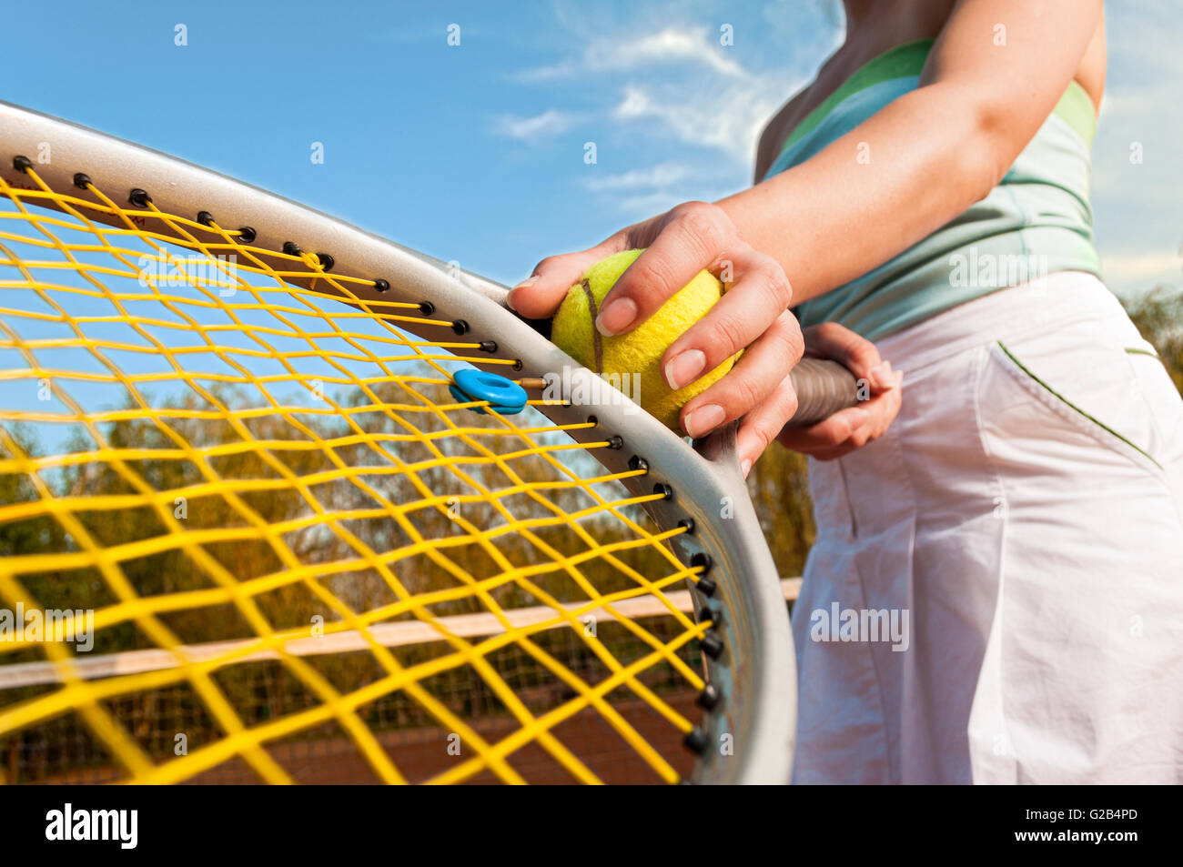 Dynamische Tennis Konzept mit Spielerhand Ball und Schläger Stockfoto
