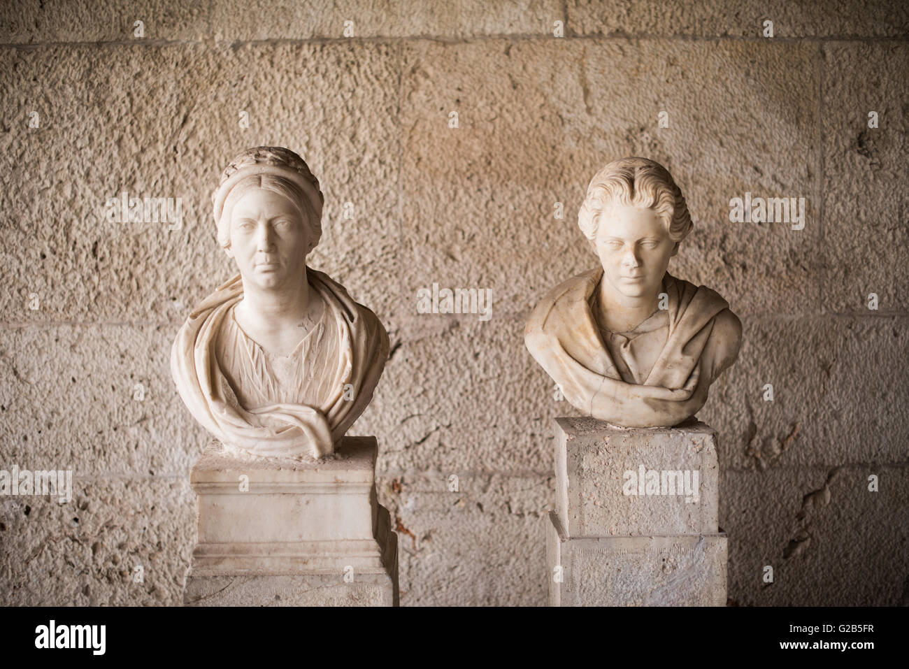 ATHEN, Griechenland - zwei Porträtbüsten römischer Matronen. Der linke stammt aus dem 3. Jahrhundert nach Christus, der rechte aus dem 2. Jahrhundert nach Christus. Die STOA von Attalos ist eine aus den 1950er Jahren stammende Erholung eines langen Pavillons, der ursprünglich um 150 v. Chr. errichtet wurde. Es war Teil der alten Agora (Markt). Es beherbergt heute das Museum der antiken Agora, das Lehm-, Bronze- und Glasobjekte, Skulpturen, Münzen und Aufschriften aus dem 7. Bis 5. Jahrhundert v. Chr. sowie Töpferwaren der Zeit der byzantinische Zeit und der türkischen Eroberung umfasst. Stockfoto