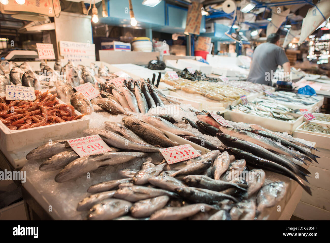 ATHEN, Griechenland – frischer Fisch zum Verkauf in der Dimotiki Agora, auch bekannt als Varvakios Agora, in der Innenstadt von Athen. Der Markt ist der größte Einzelhandelsmarkt für frische Lebensmittel in der Stadt, mit einer Reihe von Fisch- und Meeresfrüchteständen im Zentrum. Das Dimotiki Agora ist ein beliebtes Reiseziel für Einheimische und Touristen und bietet einen Einblick in die traditionelle griechische Esskultur und den Handel. Stockfoto