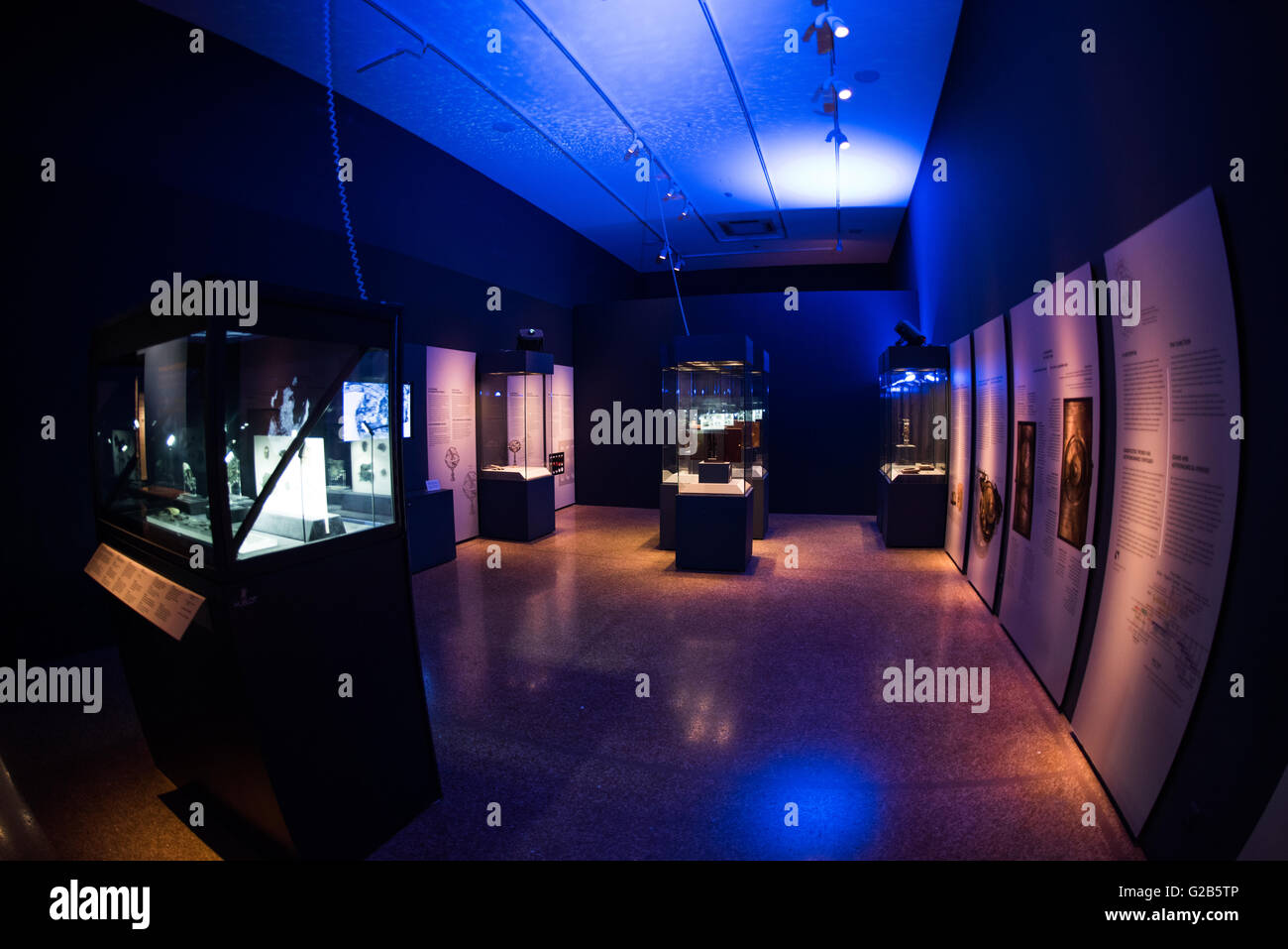 Antikythera Mechanism Exhibit Nationales Archäologisches Museum Athen Griechenland // ATHEN, Griechenland — einer der Höhepunkte des Nationalen Archäologischen Museums in Athen, Griechenland, verfügt der Antikythera Mechanism jetzt über eine eigene Ausstellungsgalerie, in der alle seine Fragmente ausgestellt sind. Vermutlich wurde es zwischen 100 v. Chr. und 205 v. Chr. in einem großen Speicher von Statuen, Münzen und anderen Artefakten auf einem versunkenen Schiffswrack gefunden, das 1900 von Schwammtauchern vor der Küste der griechischen Insel Antikythera entdeckt wurde. Er wurde nach so langer Zeit im Salzwasser schwer beschädigt, aber extensiv Stockfoto