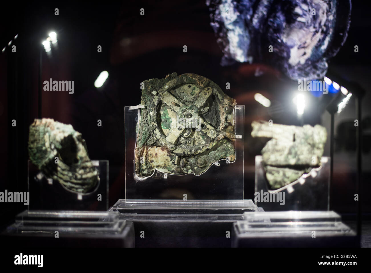 Antikythera Mechanism Fragment A National Archäological Museum Athens Greece // ATHEN, Griechenland — das große Rad oder Zahnrad Teil des Mechanismus. Als einer der Höhepunkte des Archäologischen Nationalmuseums in Athen, Griechenland, verfügt der Antikythera-Mechanismus jetzt über eine eigene Ausstellungsgalerie, in der alle seine Fragmente ausgestellt sind. Vermutlich wurde es zwischen 100 v. Chr. und 205 v. Chr. in einem großen Speicher von Statuen, Münzen und anderen Artefakten auf einem versunkenen Schiffswrack gefunden, das 1900 von Schwammtauchern vor der Küste der griechischen Insel Antikythera entdeckt wurde. Es wurde danach schwer beschädigt Stockfoto