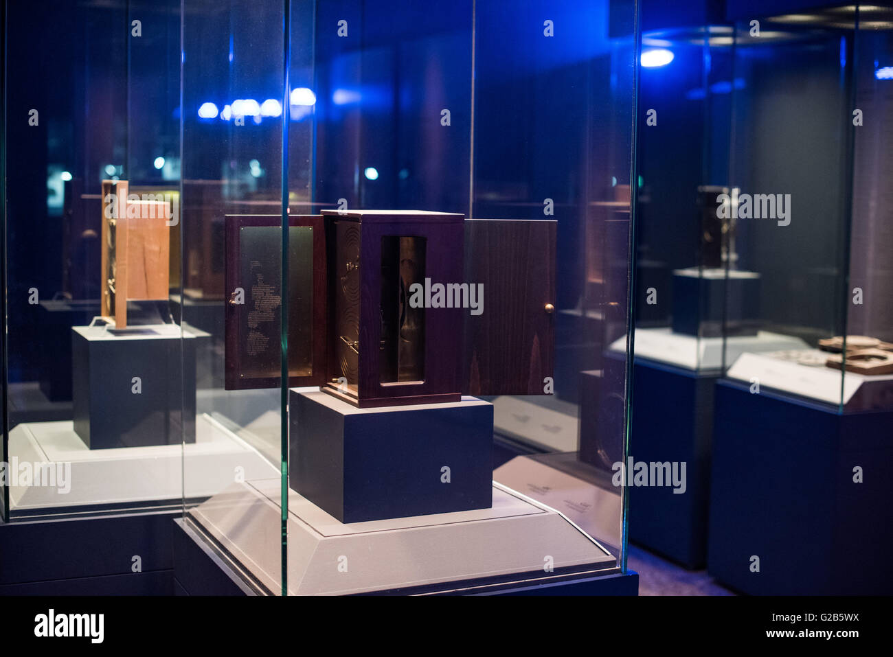 Antikythera-Mechanismusmodell Nationales Archäologisches Museum Athen Griechenland // ATHEN, Griechenland — Moderne Modelle des Antikythera-Mechanismus. Als einer der Höhepunkte des Archäologischen Nationalmuseums in Athen, Griechenland, verfügt der Antikythera-Mechanismus jetzt über eine eigene Ausstellungsgalerie, in der alle seine Fragmente ausgestellt sind. Vermutlich wurde es zwischen 100 v. Chr. und 205 v. Chr. in einem großen Speicher von Statuen, Münzen und anderen Artefakten auf einem versunkenen Schiffswrack gefunden, das 1900 von Schwammtauchern vor der Küste der griechischen Insel Antikythera entdeckt wurde. Danach wurde es schwer beschädigt Stockfoto