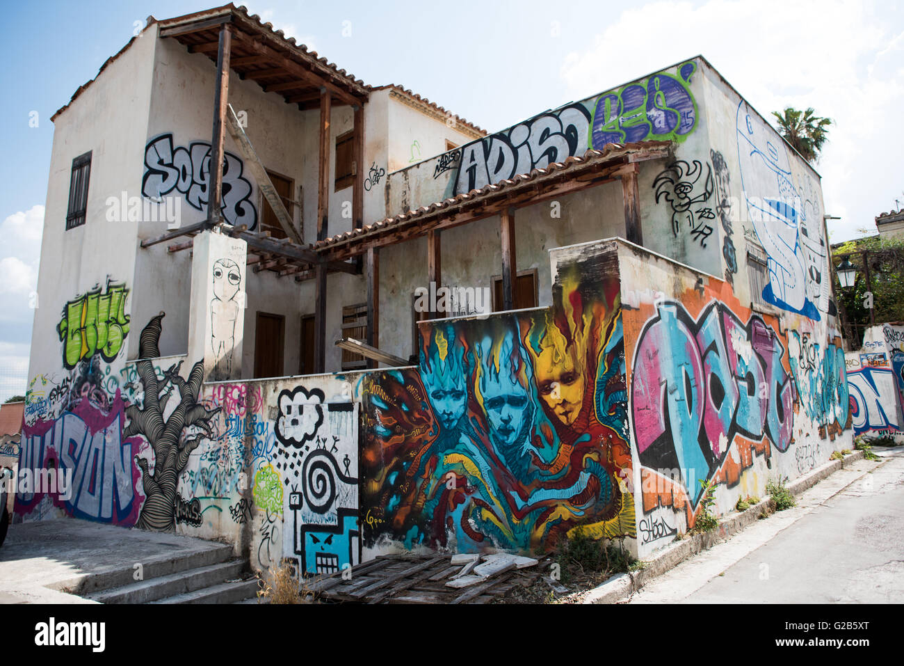 Seit der Finanzkrise in Griechenland gab es eine Explosion von Graffiti auf den Straßen von Athen, der Hauptstadt der Nation. Dies ist ein Beispiel für einige der bunten und oft sehr kreativen Straßenkunst. Stockfoto