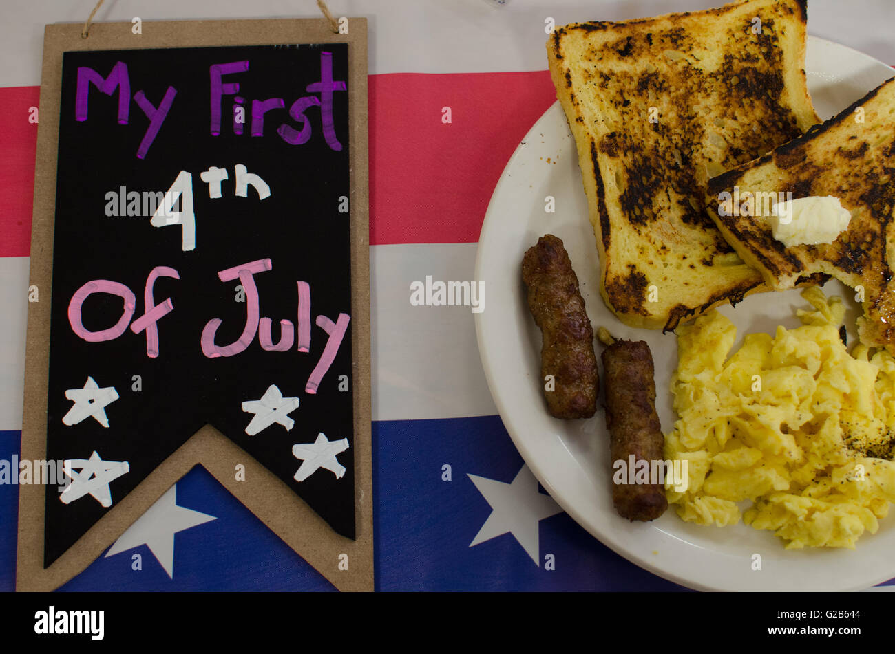 Amerikanische Frischeier und Brot und Zeichen für 4. Juli-Tag Stockfoto