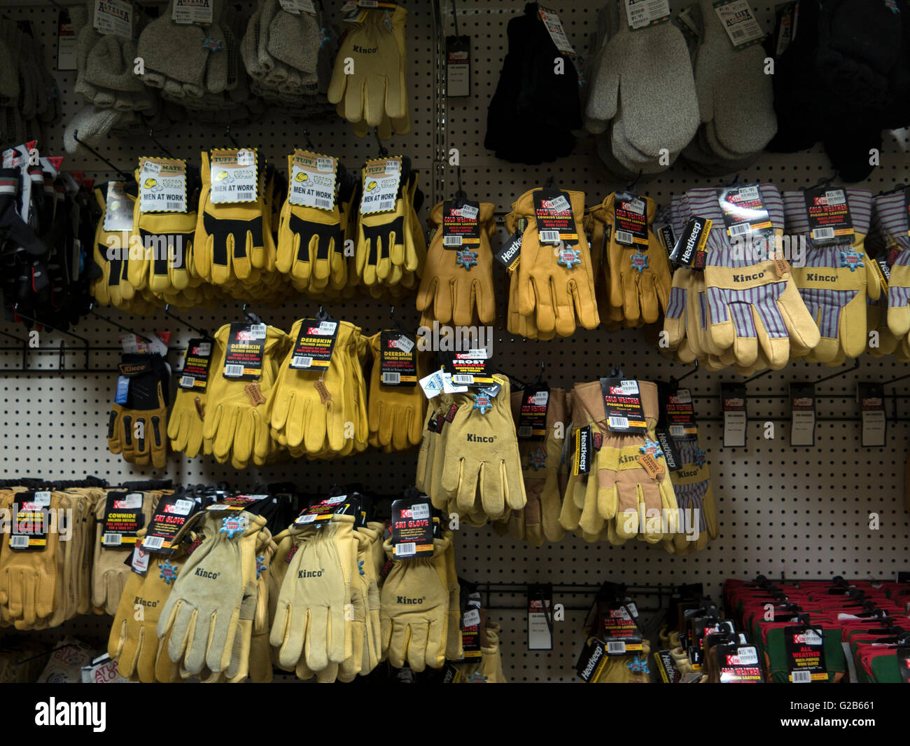 Anzeige der Arbeitshandschuhe in einem Massachusetts Hardware und Gartenspeicher. Stockfoto Anzeige der Arbeitshandschuhe in einem Massachusetts Hardware und Gartenspeicher. Stockfoto