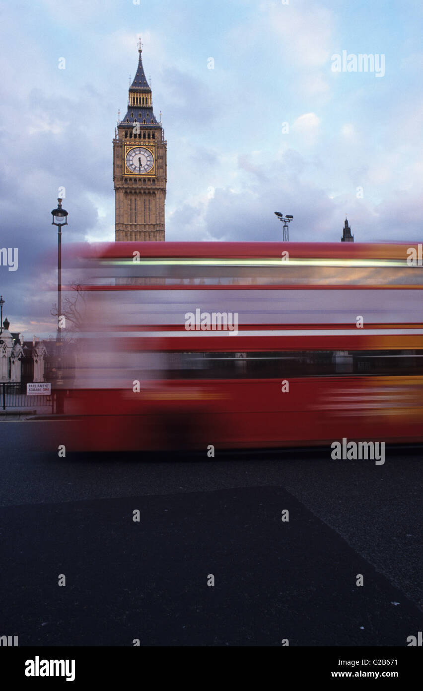 Großbritannien London, Westminster, Haus des Parlaments, Uhrturm Big Ben und roten verschwommen Double Decker Bus Stockfoto