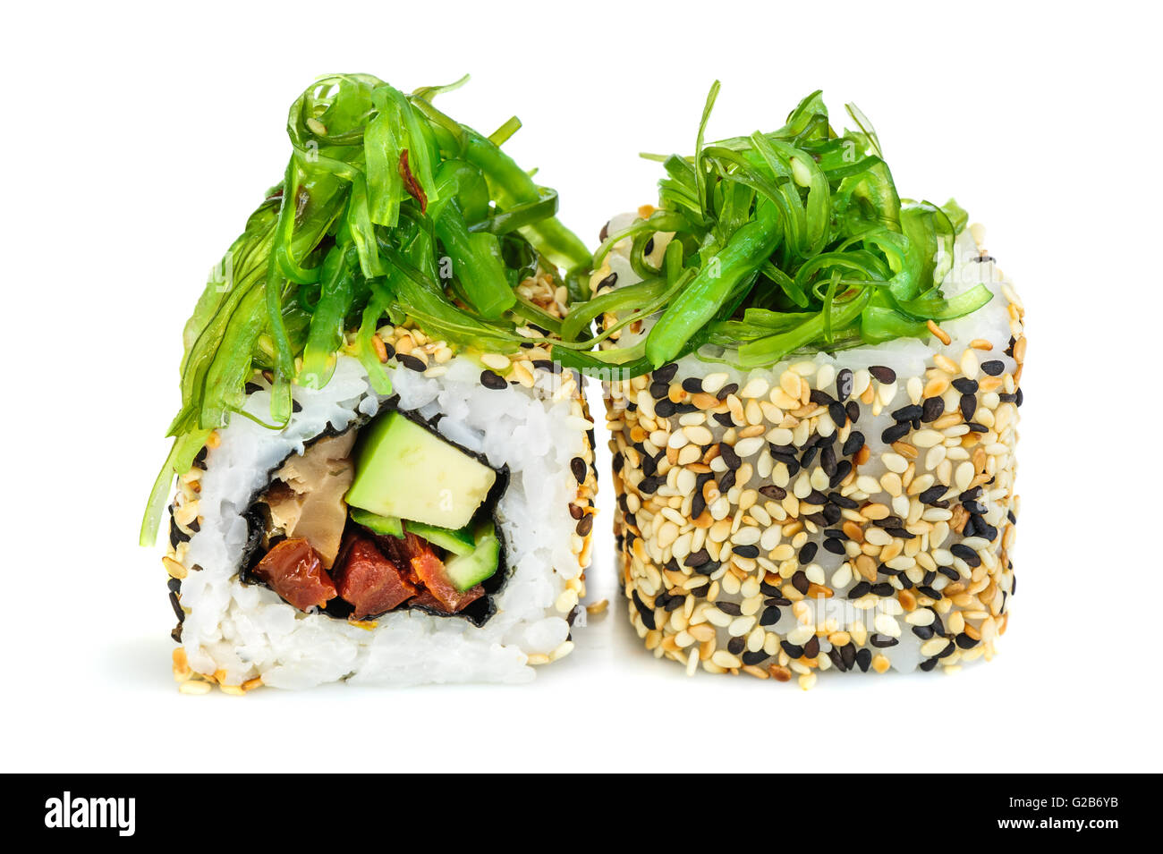 Maki Sushi-Rollen zwei isoliert auf weiss Stockfoto