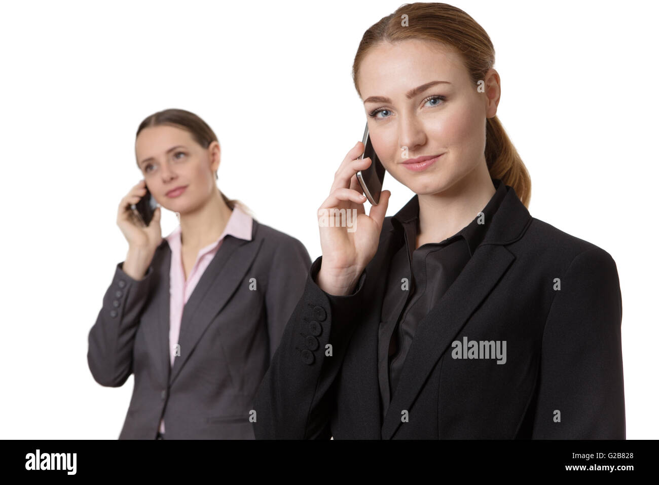 zwei Geschäftsmodelle, sowohl mit den Mobiltelefonen.  isoliert auf weiss Stockfoto