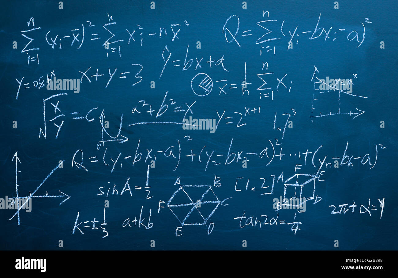 Mathematischen Formeln mit weißer Kreide auf die Tafel Hintergrund geschrieben. Stockfoto