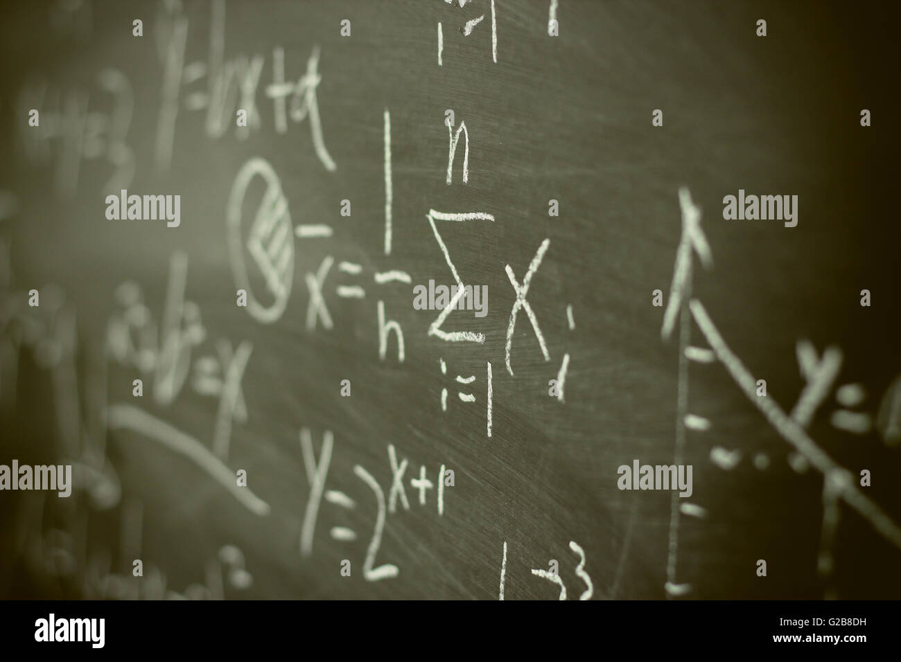 Mathe Formeln durch weiße Kreide auf die Tafel Hintergrund geschrieben. Stockfoto