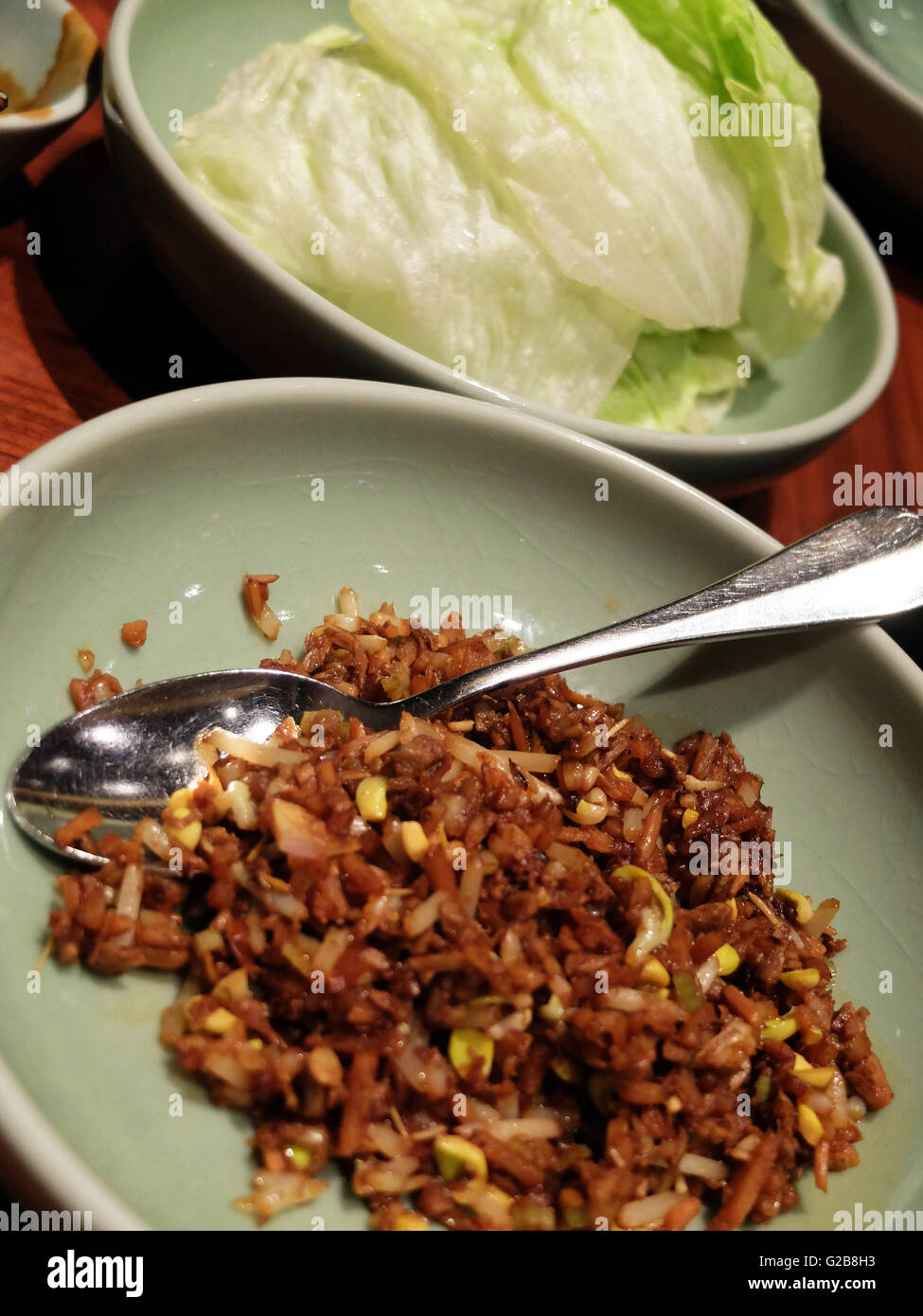chinesische Feuer Reis lecker essen Salat Abendessen Mittagessen Frühstück Stockfoto