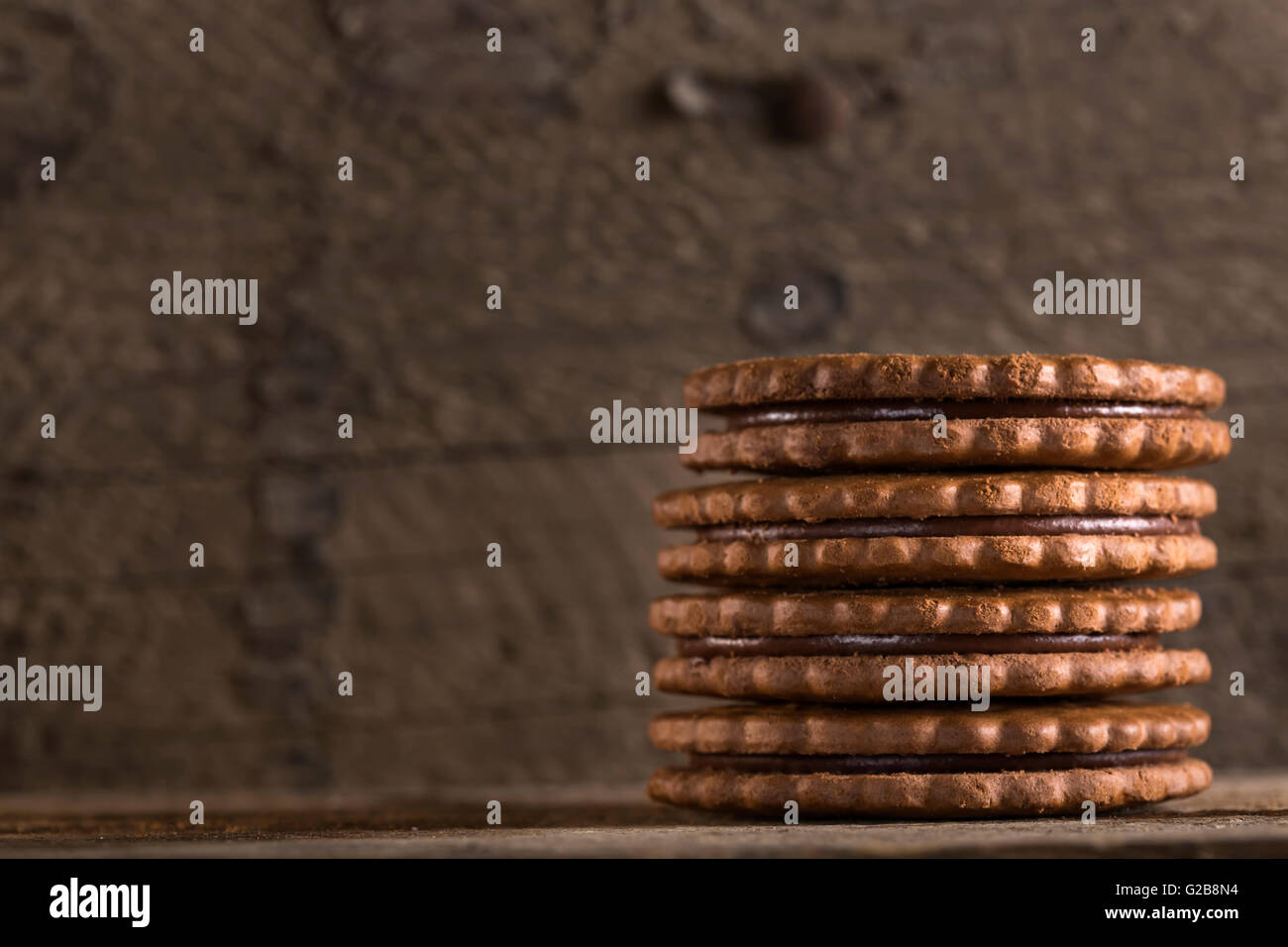 Stapel von Schokoladenkekse auf alten Holztisch Stockfoto
