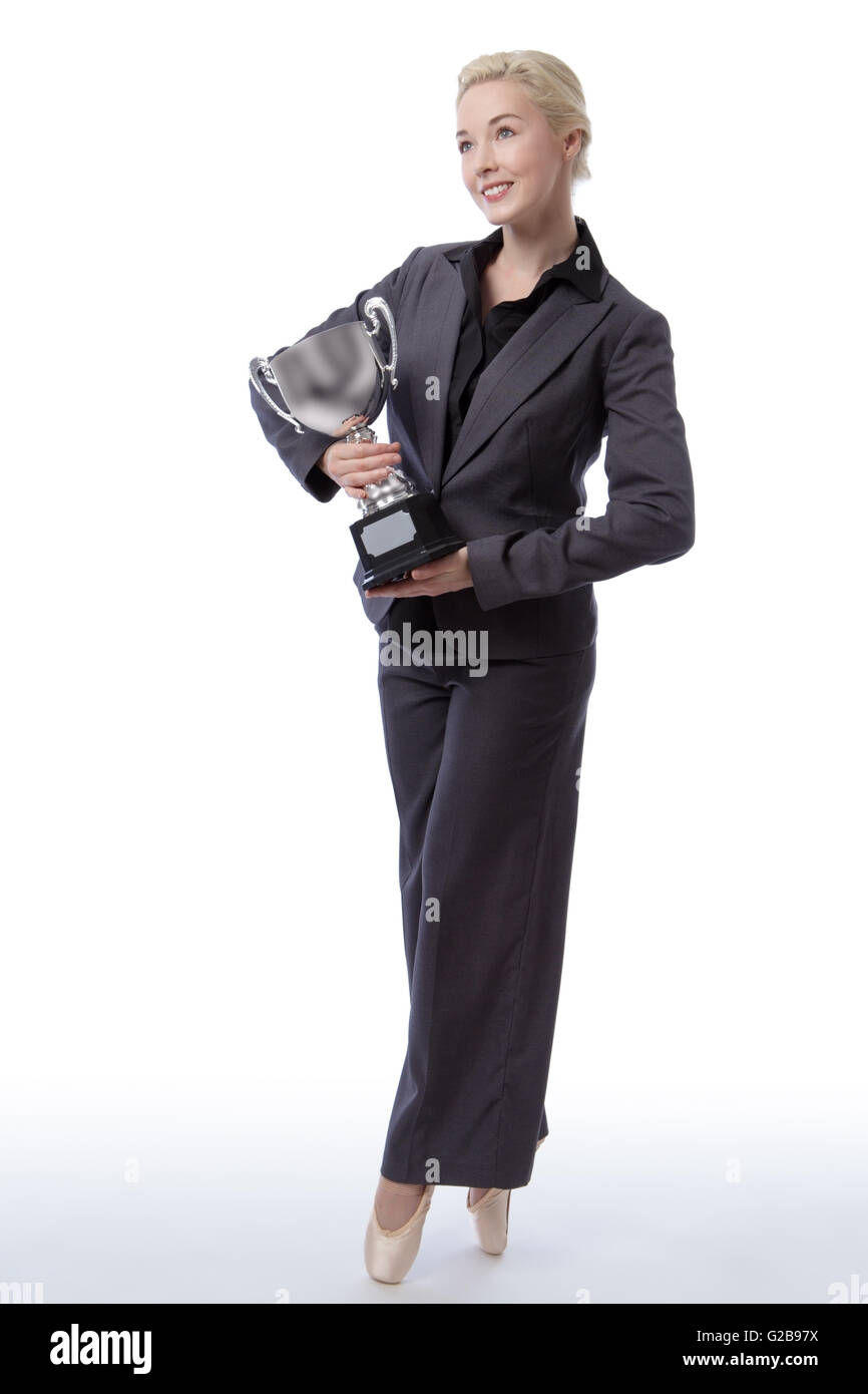 Voller Länge Schuss einer Geschäft Ballerina hält eine Silber-Gewinner-Trophäe.  Isoliert auf weiss Stockfoto