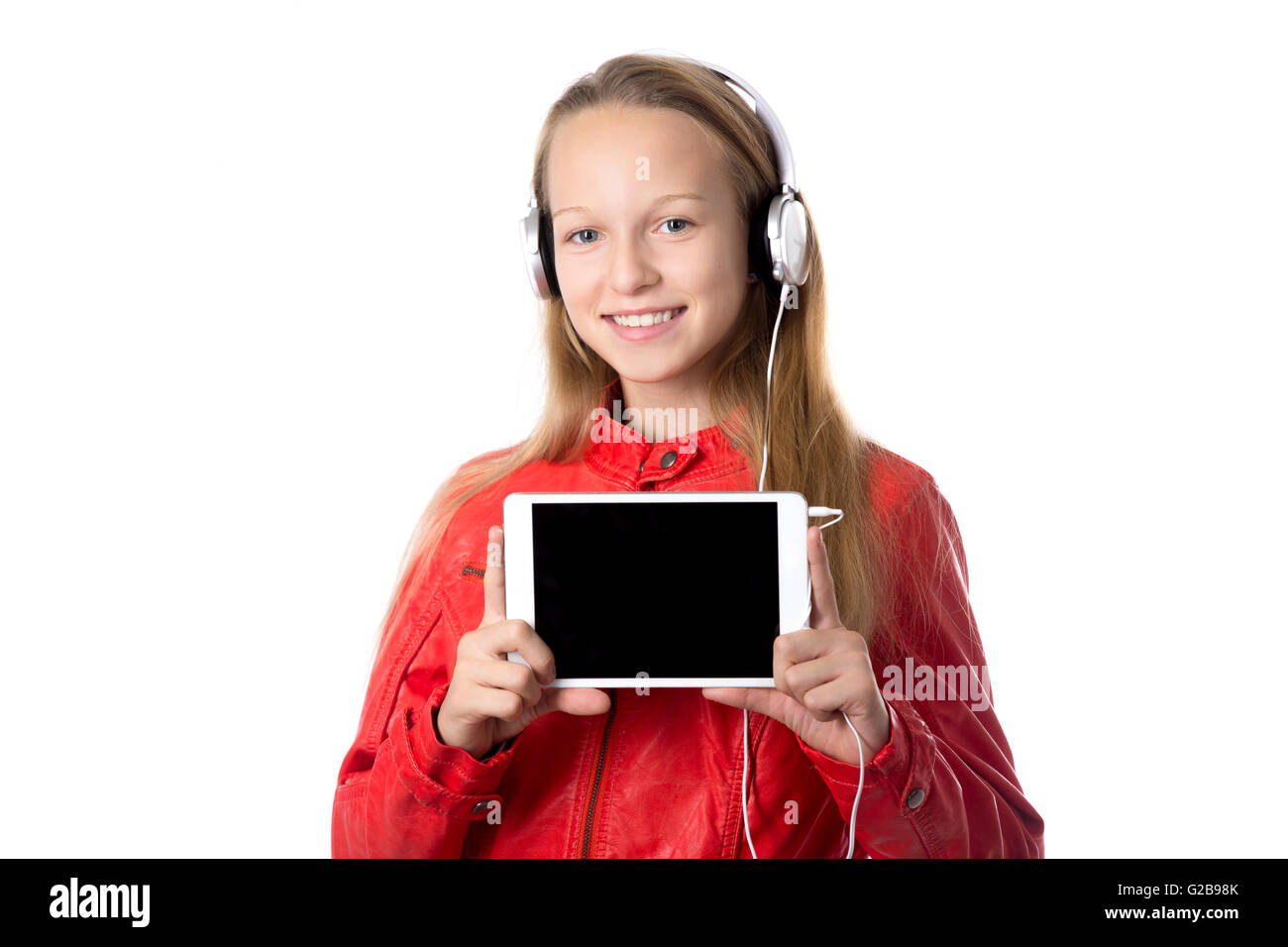 Porträt von glücklich schön lässig Teenager-Mädchen tragen rote Lederjacke und Kopfhörer zeigt leere schwarze modernen tablet Stockfoto
