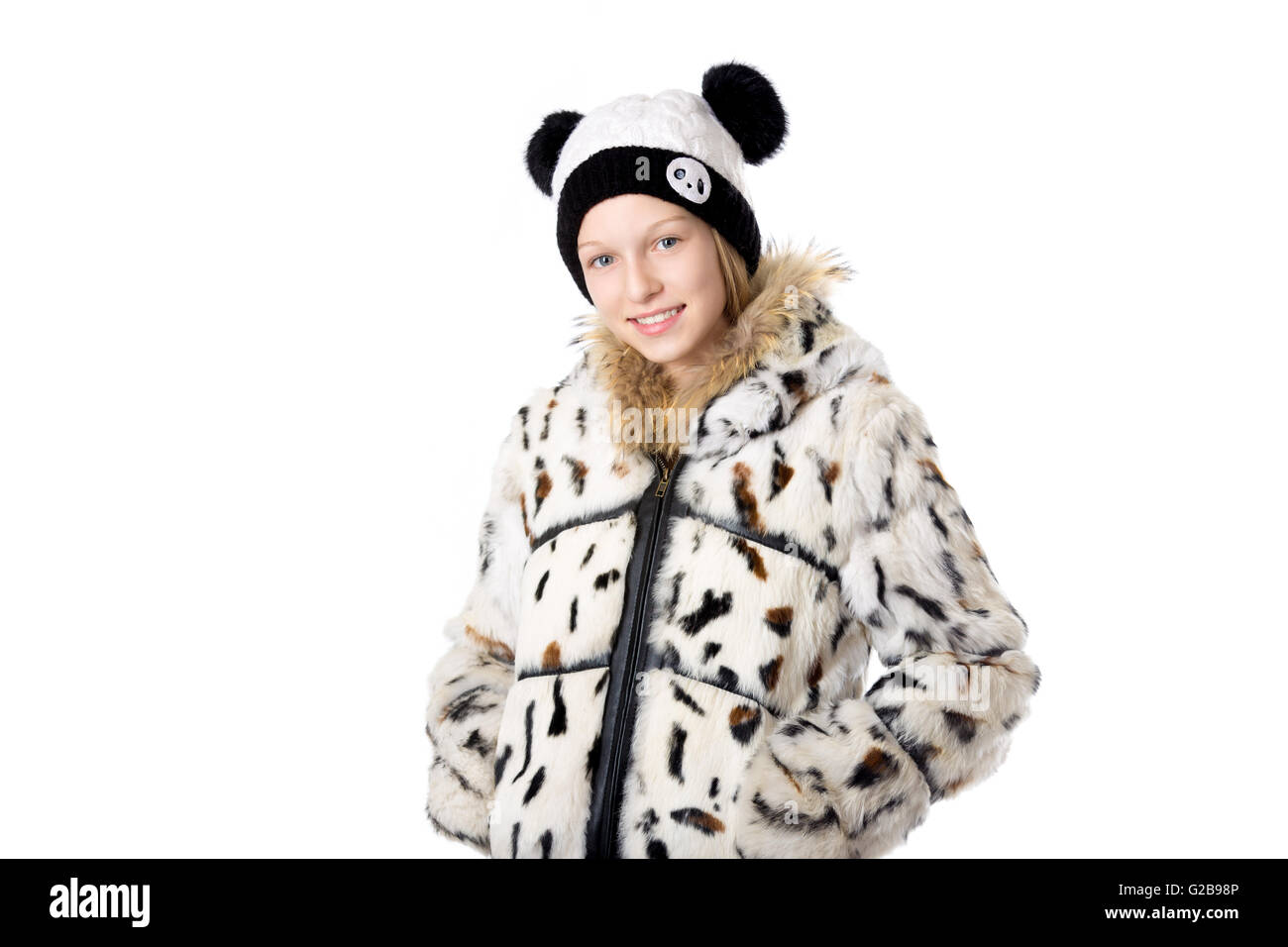Porträt von glücklich lustig schön lässig Teenager-Mädchen Wintermantel und gestrickte Panda Mütze tragen, Hände halten in Taschen Stockfoto