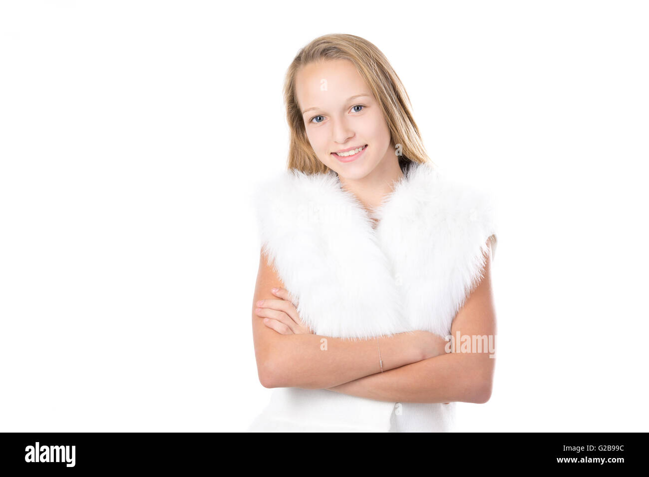 Porträt von glücklich niedlich schönen kaukasischen blondes Mädchen mit weißen pelzigen Weste gefaltet hielt ihre Arme, posieren Stockfoto