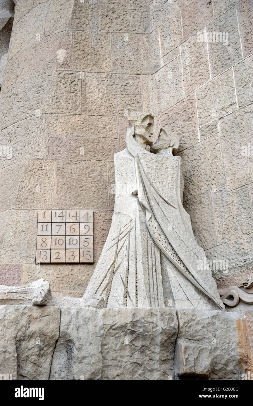 La Sagrada Família oder Expiatory Tempel der Heiligen Familie, Leidenschaft Fassade mit Skulpturen von Josep Maria Subirachs, Barcelona, Stockfoto
