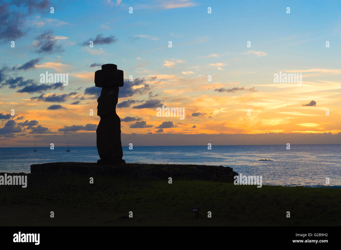 Tahai Zeremoniell komplexe bei Sonnenuntergang, Hanga Roa, Nationalpark Rapa Nui, Osterinsel, Chile, UNESCO-Welterbe Stockfoto