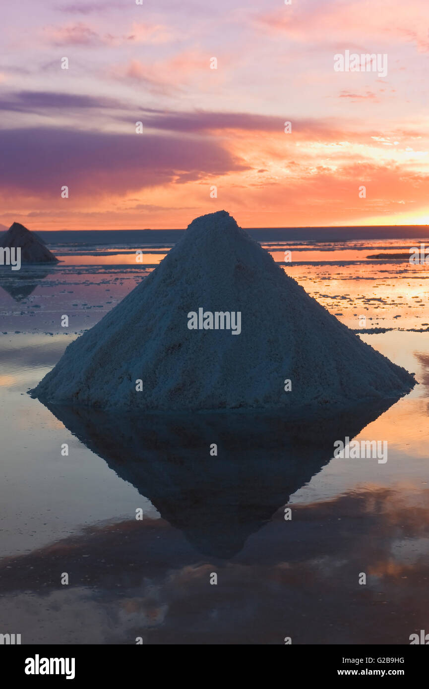 Salz-Kegel, Salar de Uyuni bei Sonnenuntergang, Potosi, Bolivien Stockfoto