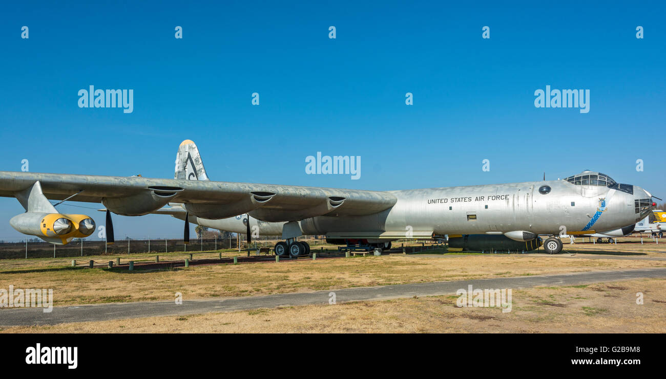 Kalifornien, Atwater, Castle Air Museum, Convair RB - 36H Friedensstifter, eine Mk-17 thermonuklearen Wasserstoffbombe Gehäuse kann unten gesehen werden Stockfoto