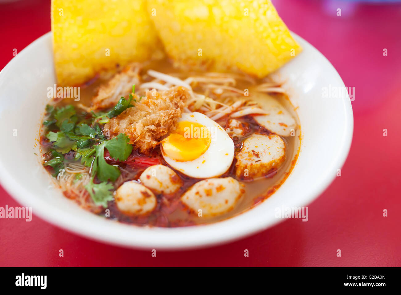 Schweinefleisch Nudeln Tom Yum, Kondenswasser Ei. Stockfoto