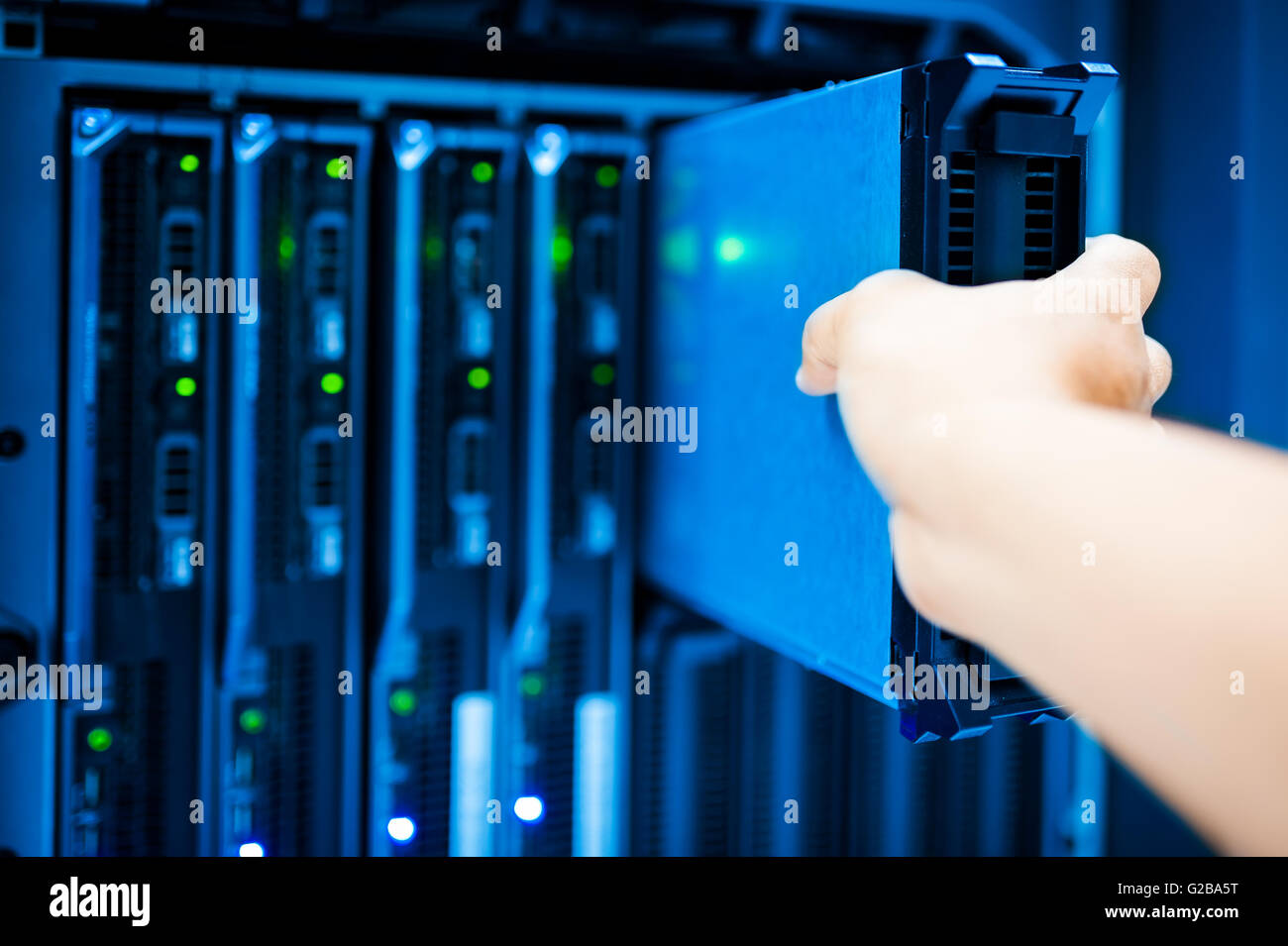 Menschen fixieren Servernetzwerk im Datenraum. Stockfoto