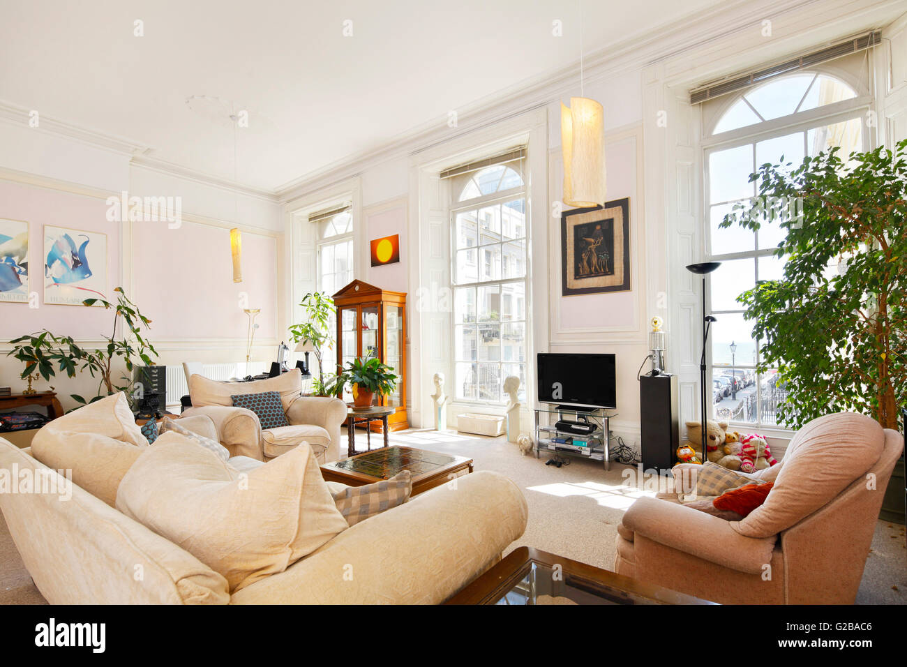 Cavendish Place, Brighton. Großzügiger Wohnbereich mit Decke bis zum Boden Fenster und klassische Möbel. Stockfoto