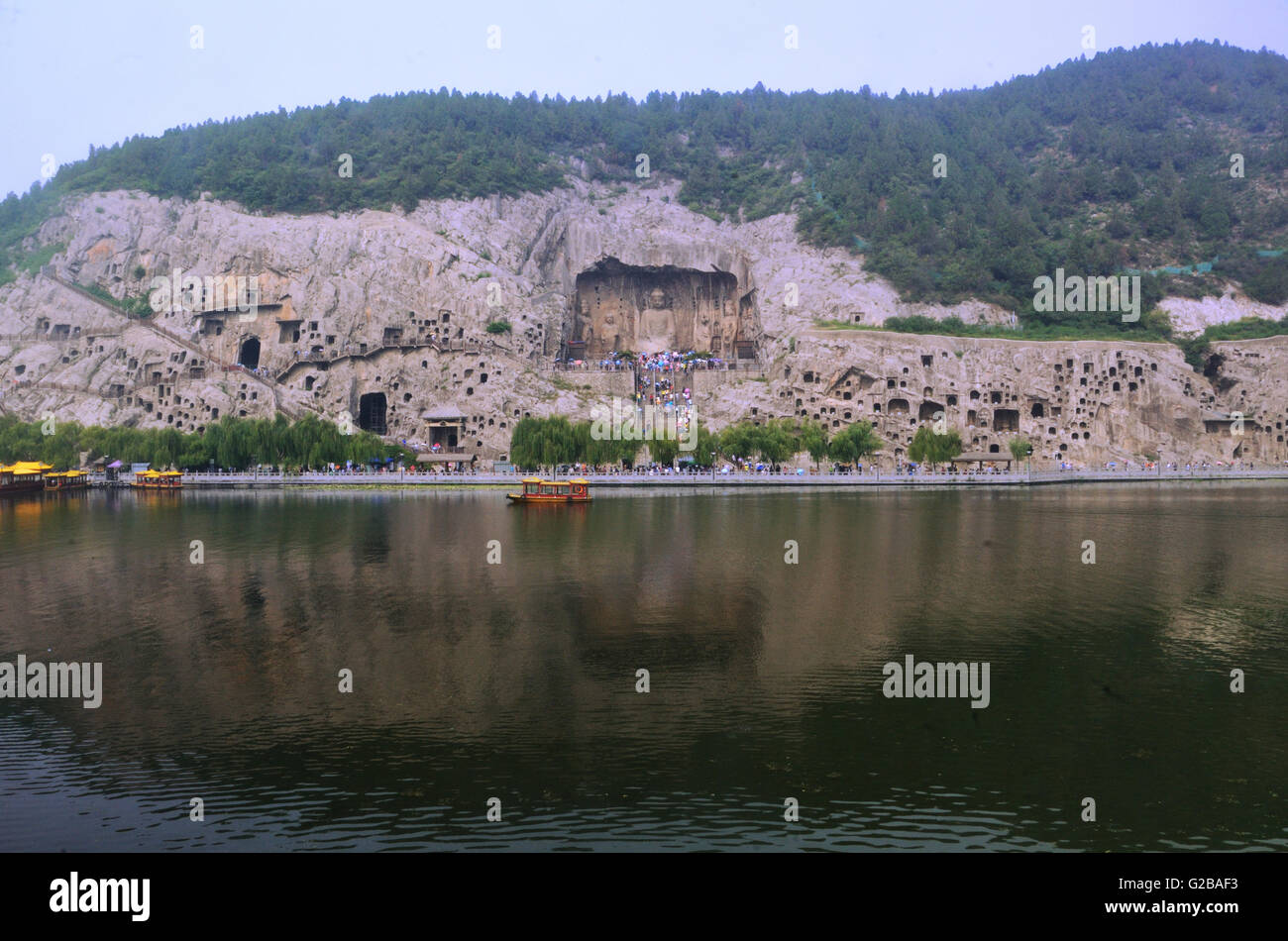 Panoramaansicht der Longmen-Grotte Stockfoto