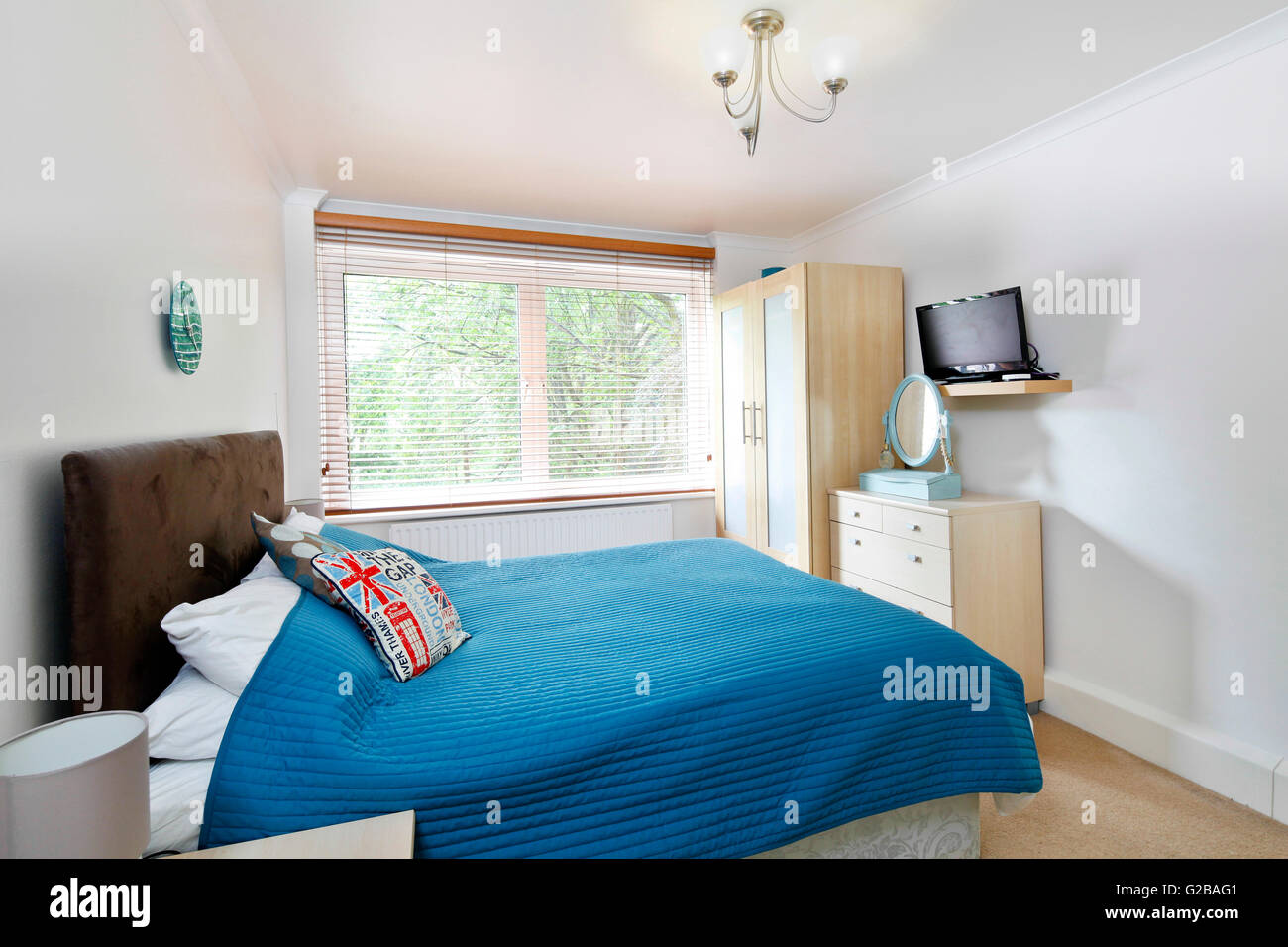 Hohen London Highgate. Blick aus einem Schlafzimmer mit blaue Decke und große Fenster. Minimale Möbel. Stockfoto