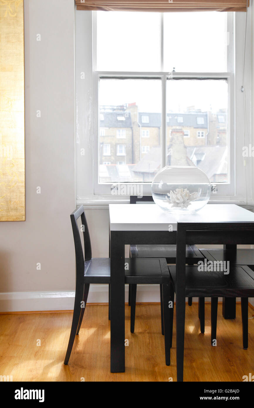 Park House, Harrington Road. Zeigen Sie in der Nähe einen schwarzen und weißen Tisch mit schwarzen Stühlen an. Stockfoto