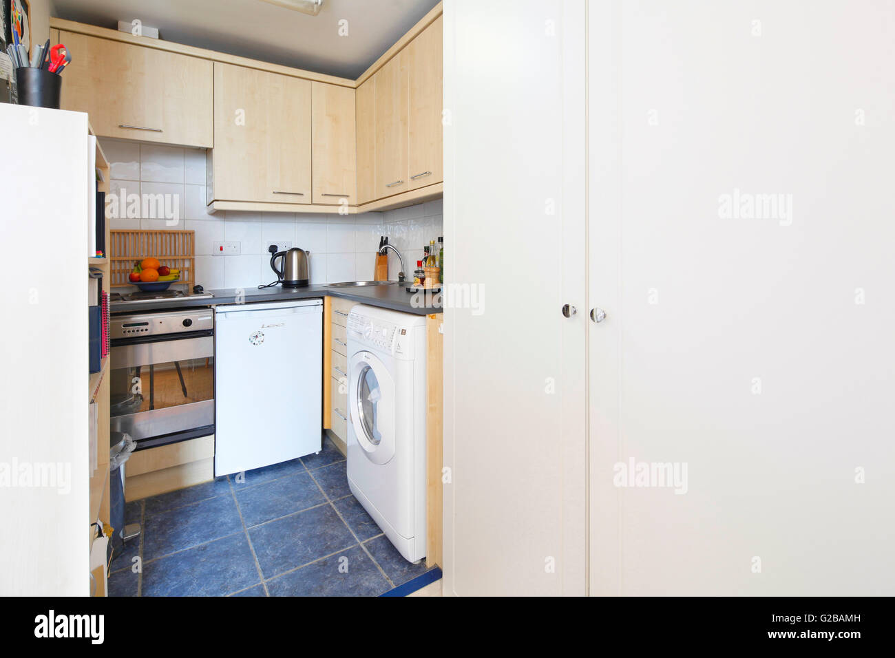 Pembridge Square, Notting Hill. Blick auf kleine Küche mit traditionellen Elementen. Stockfoto