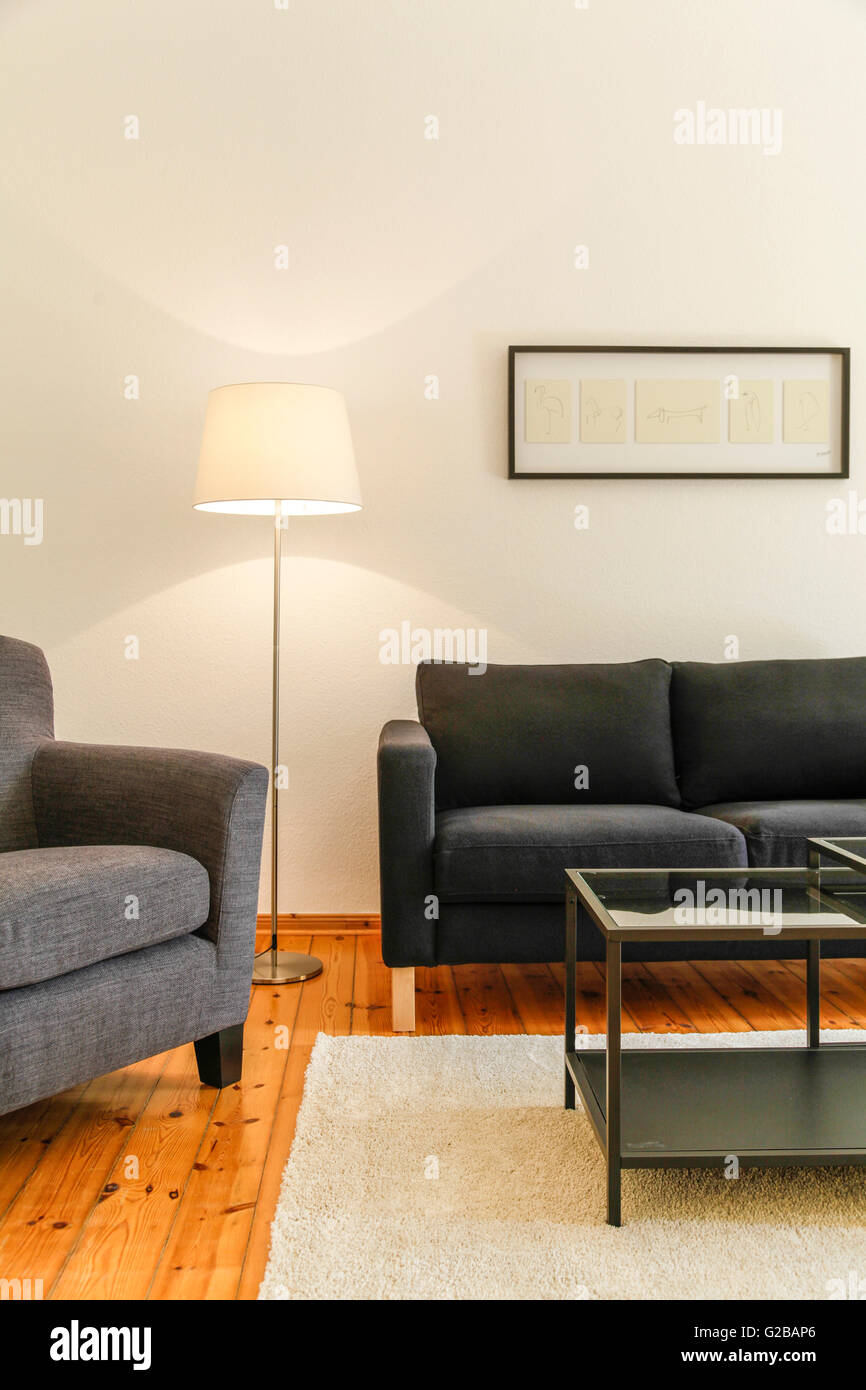 Wisbyer Straße 59. Blick von der Ecke des Wohnzimmers mit modernen Möbeln, darunter Sofa, Sessel und Couchtisch. Gerahmten Druck über Couch hängen. Stockfoto