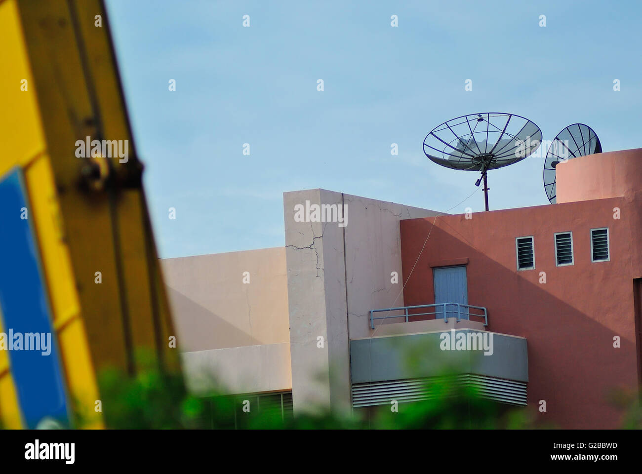 Ein Radar im blauen Himmel Sonnenuntergang. Stockfoto