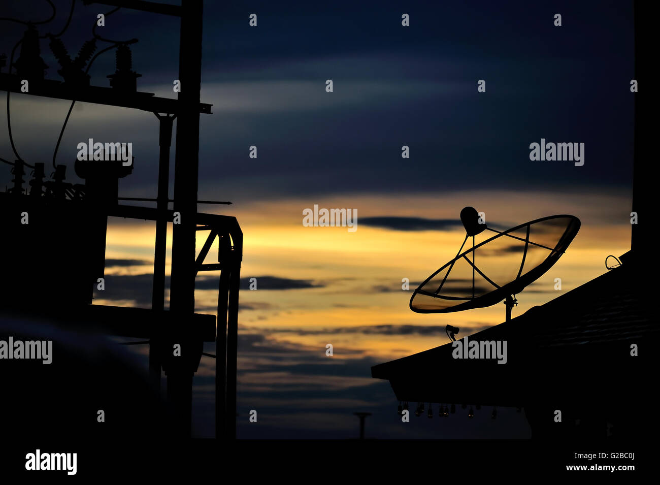 Ein Radar im blauen Himmel Sonnenuntergang. Stockfoto