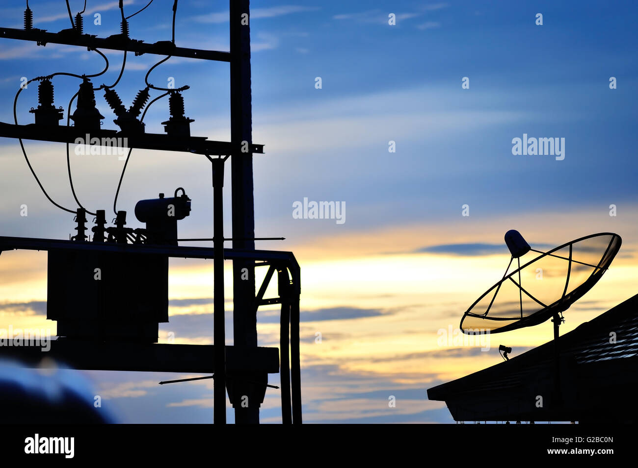 Ein Radar im blauen Himmel Sonnenuntergang. Stockfoto