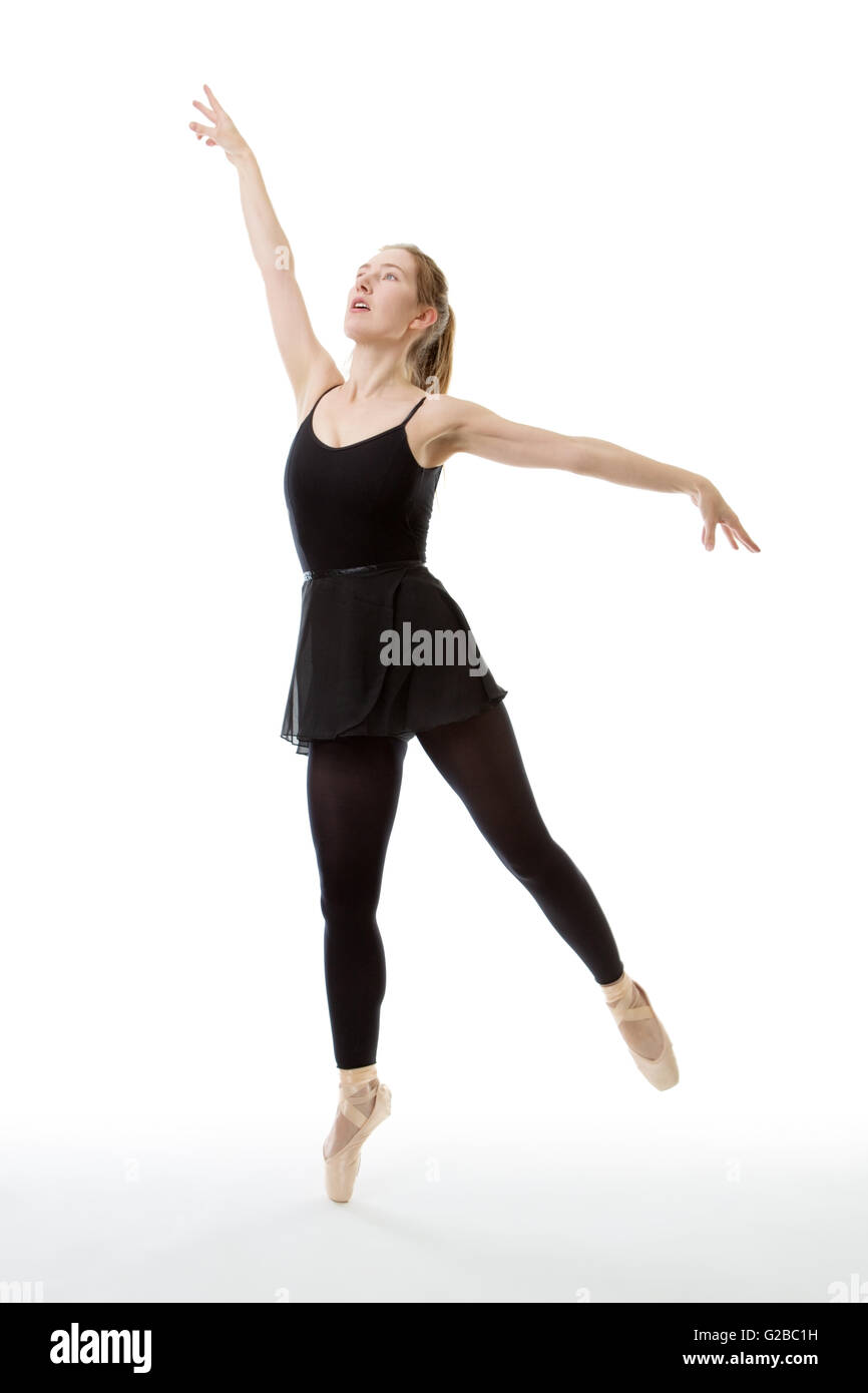 Voller Länge Studioaufnahme von einer Ballerina Modell En Pointe, tragen alle schwarze Tanz Outfit.  isoliert auf weiss Stockfoto
