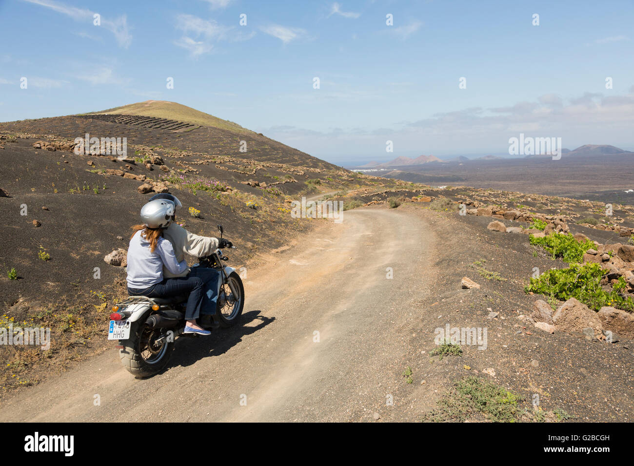 Motorrad auf Feldweg, La Geria, Lanzarote, Kanarische Inseln, Spanien Stockfoto