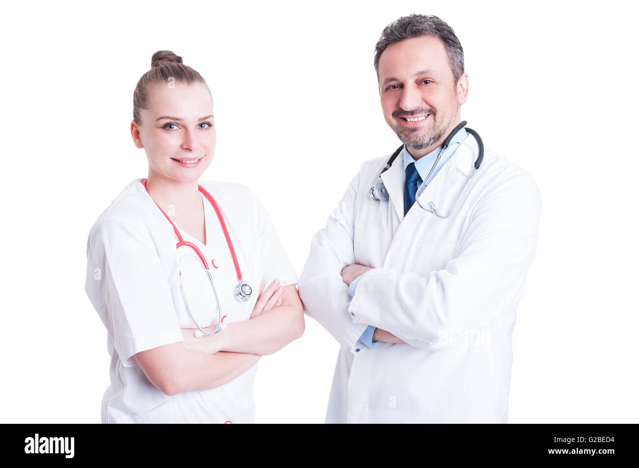 Lächelnd und selbstbewusste junge Ärzte in weißen Uniform als Partnerschaft und Teamwork Konzept zusammen arbeiten Stockfoto