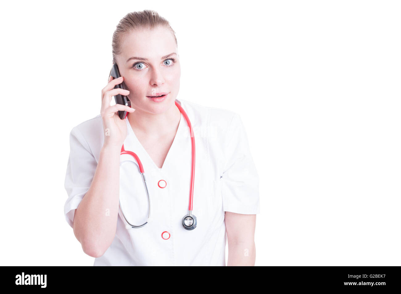 Arzt Frau am Telefon sprechen und handeln überrascht oder schockiert. Medizinische Kontakt Person Konzept Stockfoto