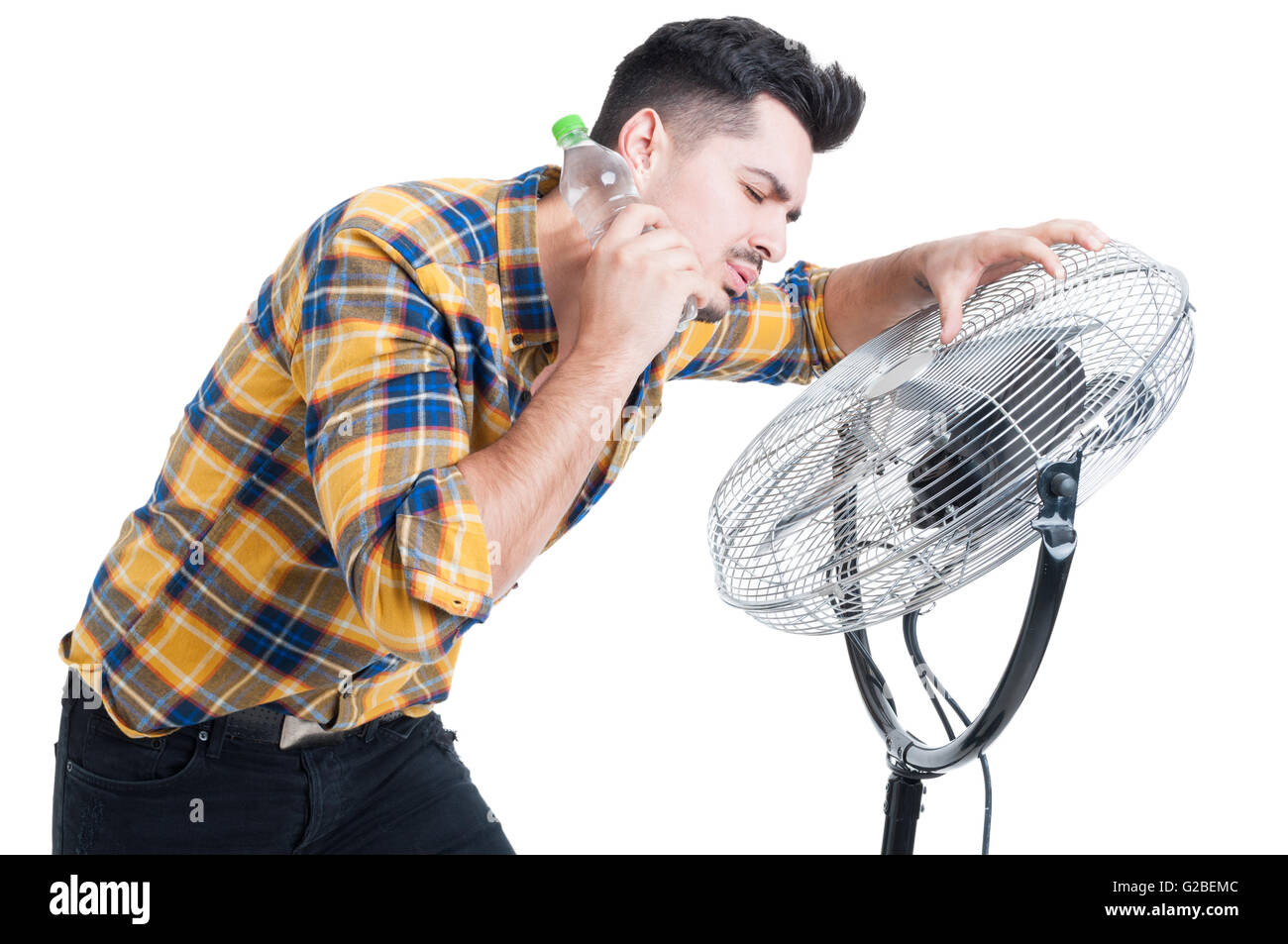 Verschwitzt und durstig Mann stehen in der Nähe von Ventilator und Abkühlung an heißen Sommertagen isoliert auf weißem Hintergrund Stockfoto