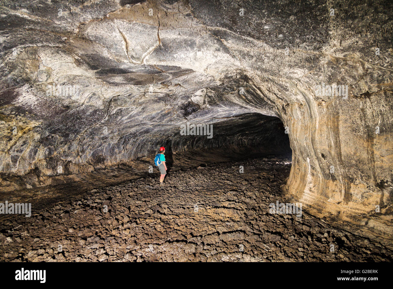Höhlenforscher in Cueva de Los Naturalistas (führt zur Cueva de Las Palomas), Masdache, Lanzarote, Kanarische Inseln, Spanien Stockfoto