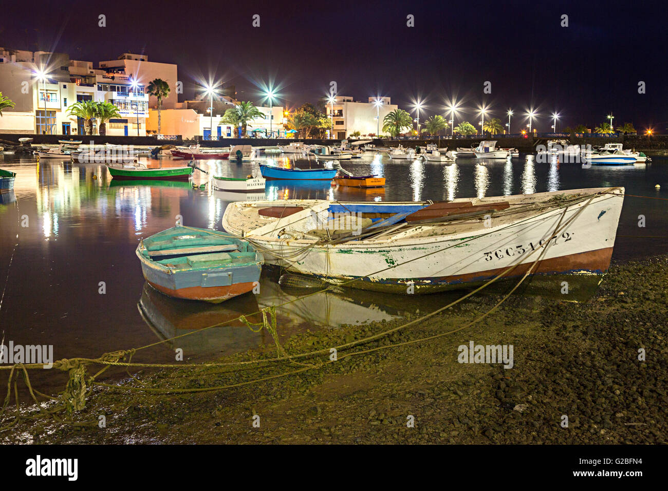 Boote vertäut im Hafen in der Abenddämmerung, Arrecife, Lanzarote, Kanarische Inseln, Spanien Stockfoto