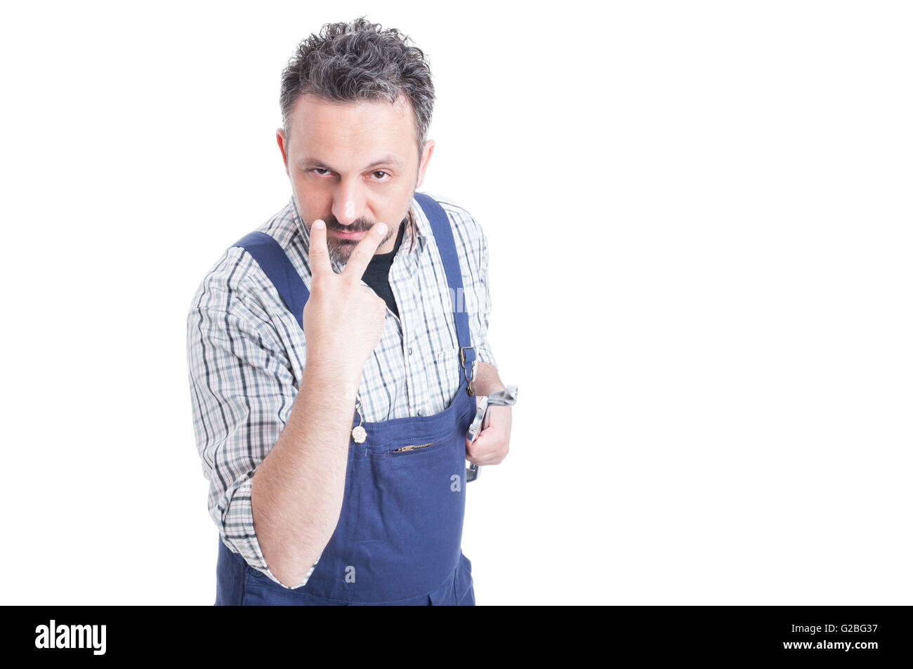 Achten, oder Schau mich an Konzept mit Handwerker oder Mechaniker Holding Schraubenschlüssel mit Werbe-Bereich isoliert auf weiss Stockfoto