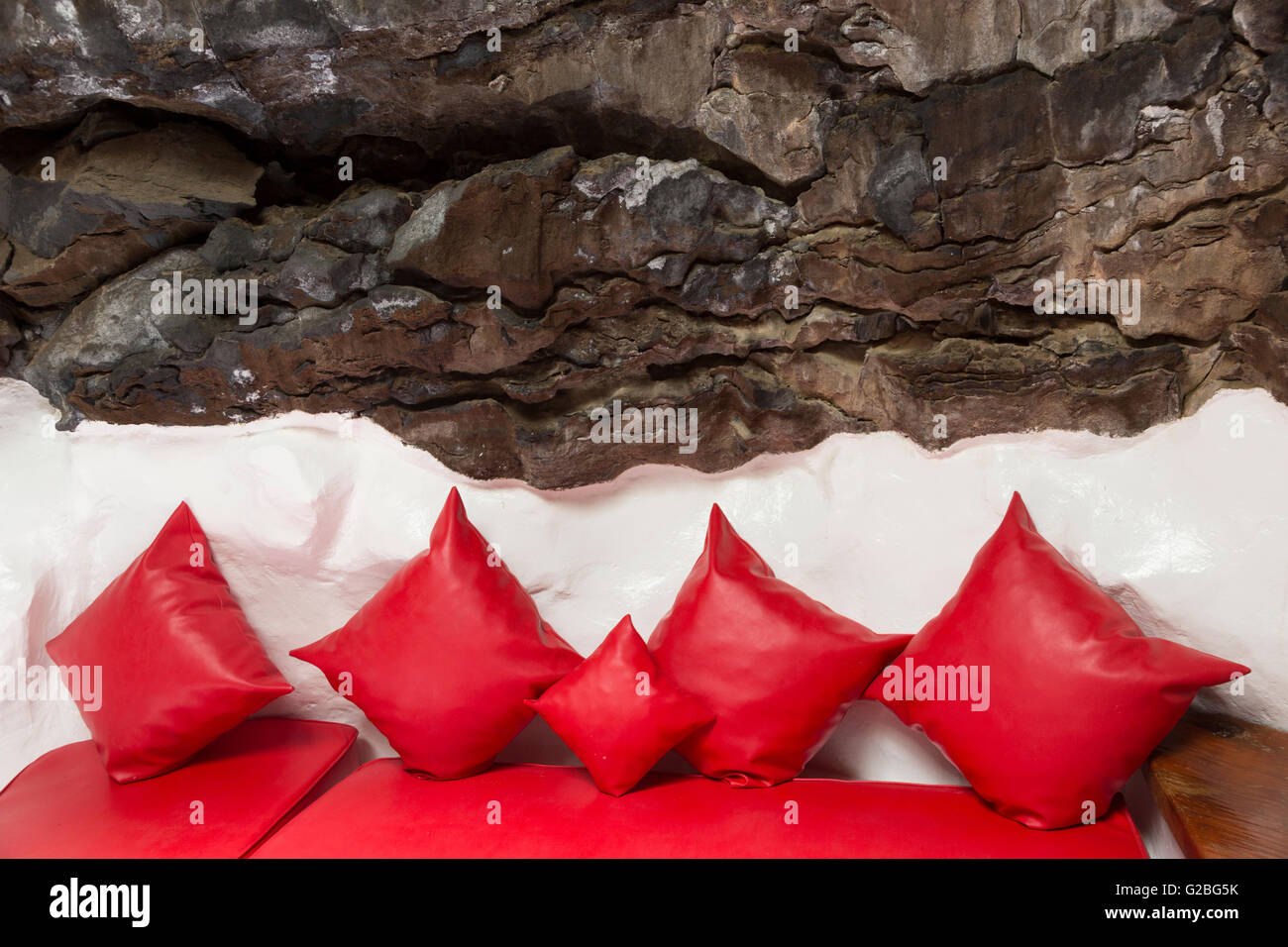 Rote Kissen am Sitz in Raum in Lavahöhle, Fundacion Cesar Manrique, Tahiche, Lanzarote, Kanarische Inseln, Spanien Stockfoto