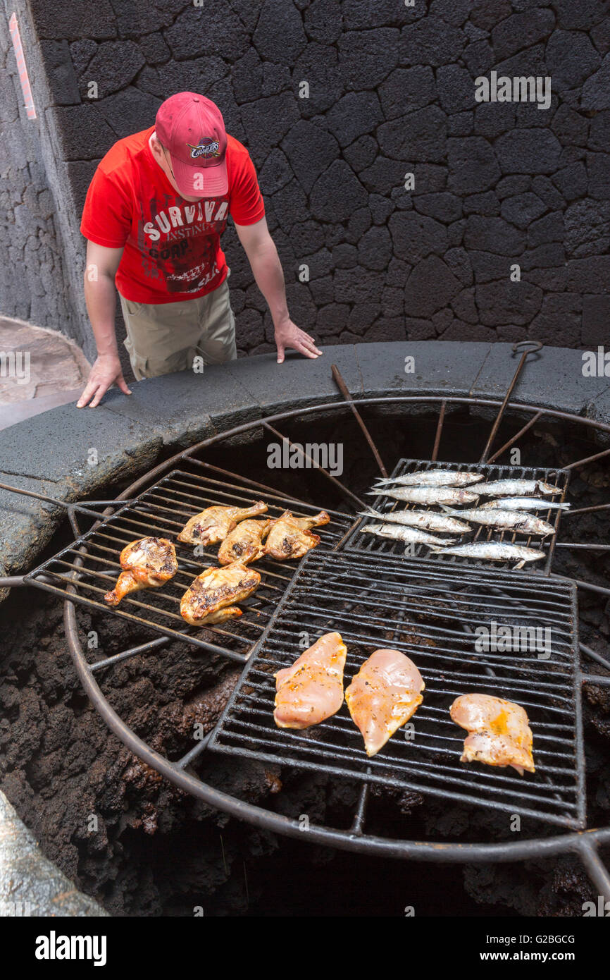 Kochen von Essen über heiße Vulkanschlot, Parque Zeit Timanfaya,, Lanzarote, Kanarische Inseln, Spanien Stockfoto