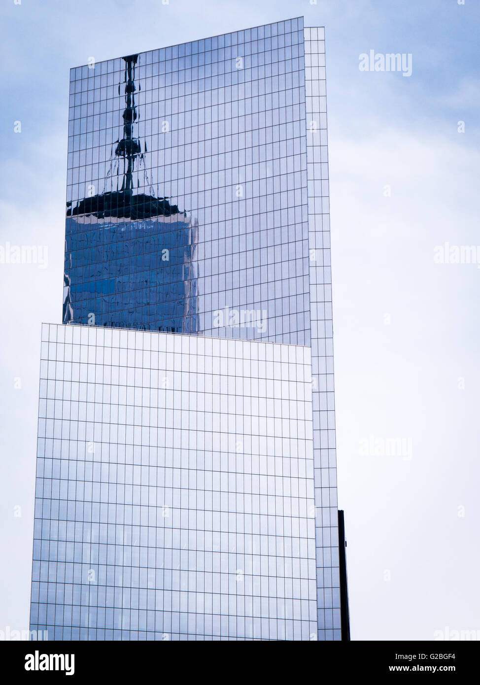 Reflexion des World Trade Centers in Glasfassade Stockfoto