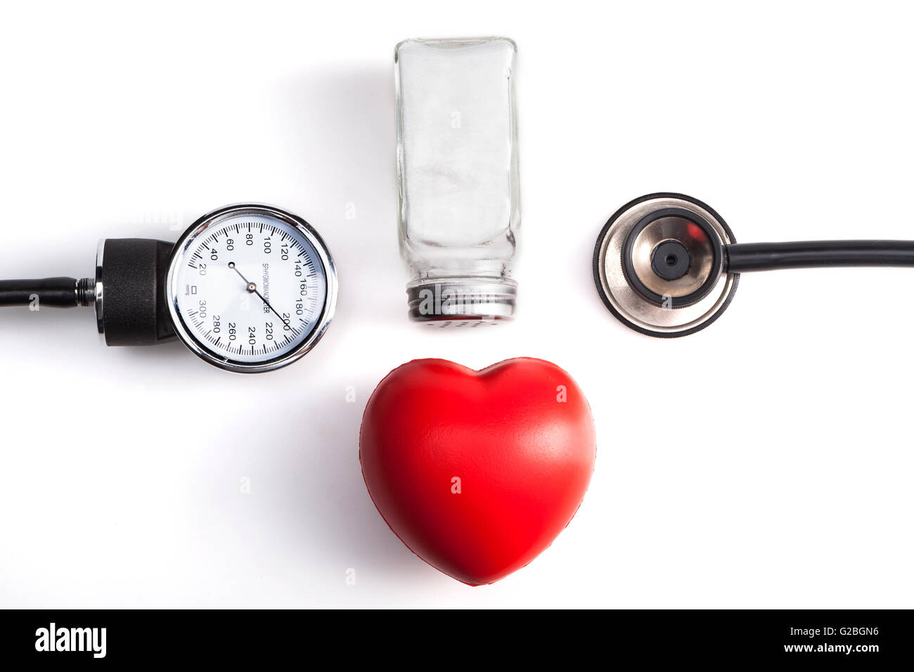Medizinisches Instrument isoliert auf weißem Hintergrund mit roten Herzen Stockfoto