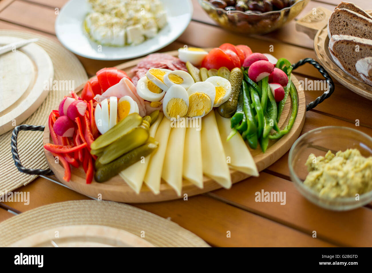 Brettl-Jause, traditionellen snack mit Käse und Aufschnitt, Bayern, Deutschland Stockfoto