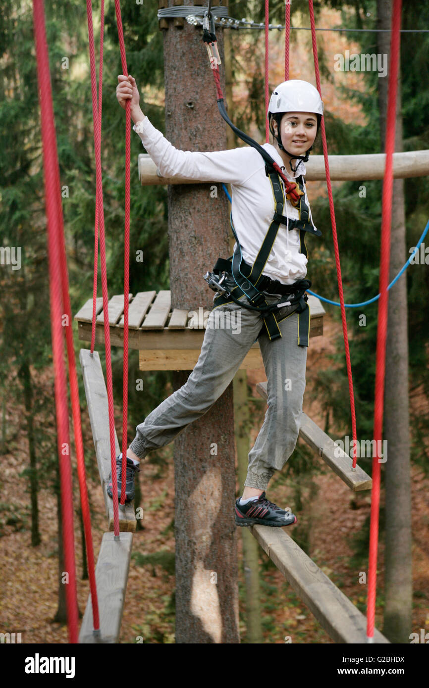 Mädchen, 13 Jahre, im Kletterpark, Svatý Linhart, Karlovy Vary, Region Karlsbad, Böhmen, Tschechische Republik, Europa Stockfoto