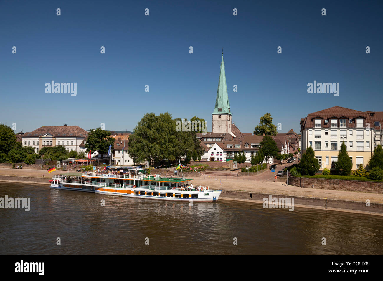 Stadtbild mit Weser-Ufer und Luther Church, Holzminden, Weserbergland, Niedersachsen, Deutschland Stockfoto